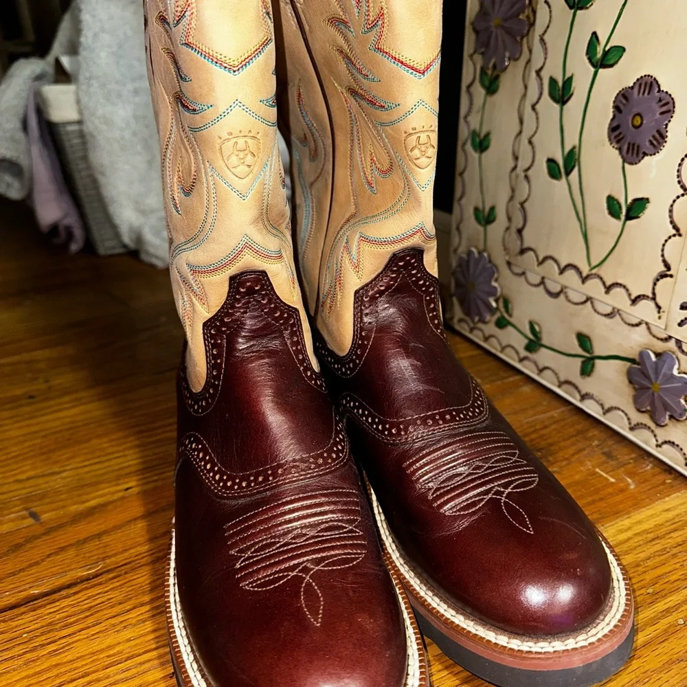 Ariat two-tone western boots, leather cowgirl boots, brown and tan embroidered - Picture 10 of 11